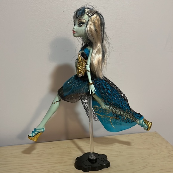 Monster High 13 Wishes Haunt The Casbah - Frankie Stein Doll with stand - Picture 4 of 6